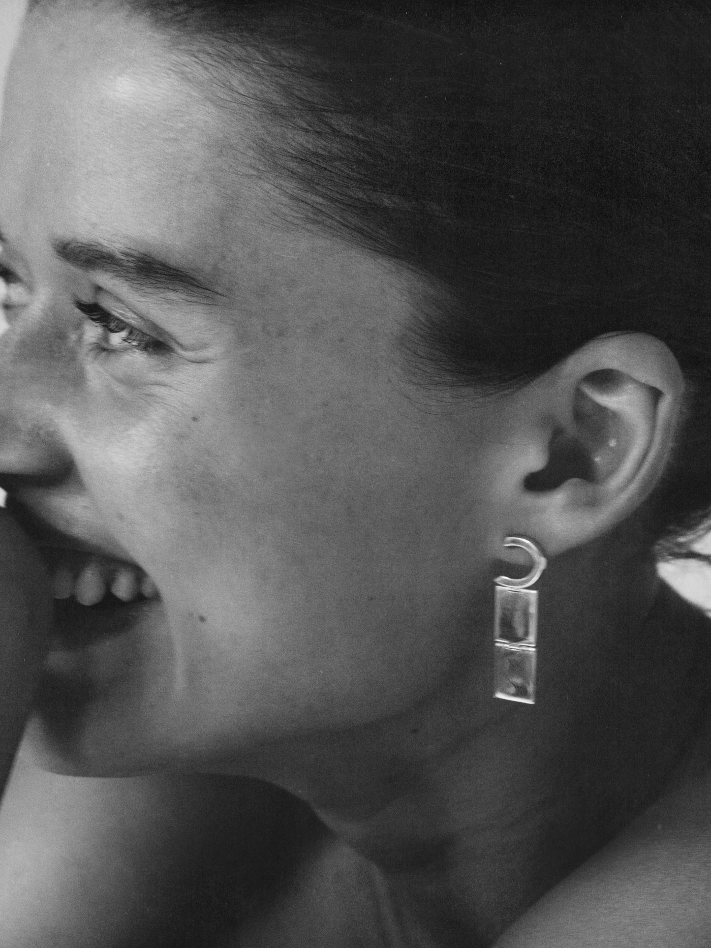 Curva Earring - Motion