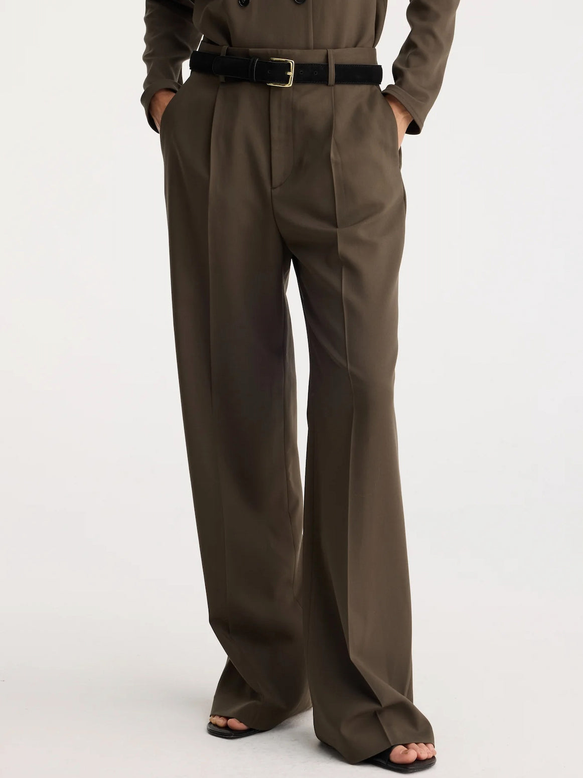 Relaxed Single Pleated Trousers - Earth